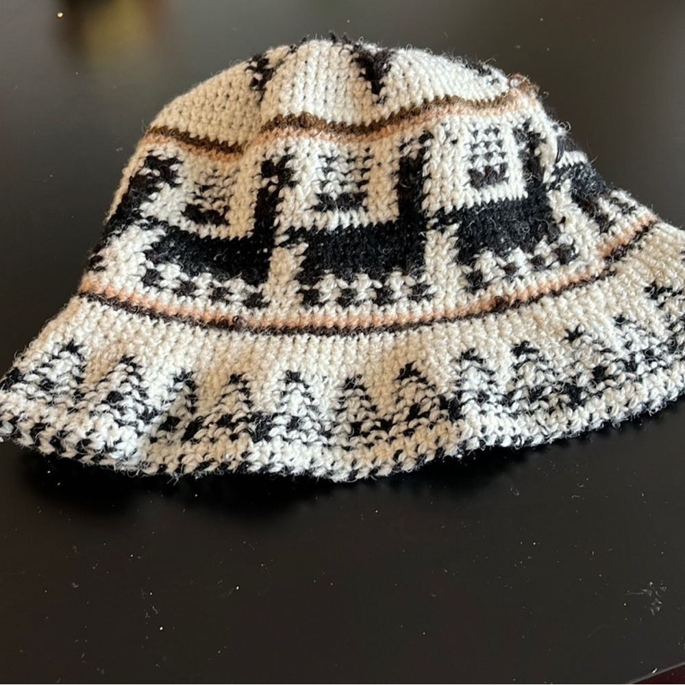Lama Hat knitted 🖤
